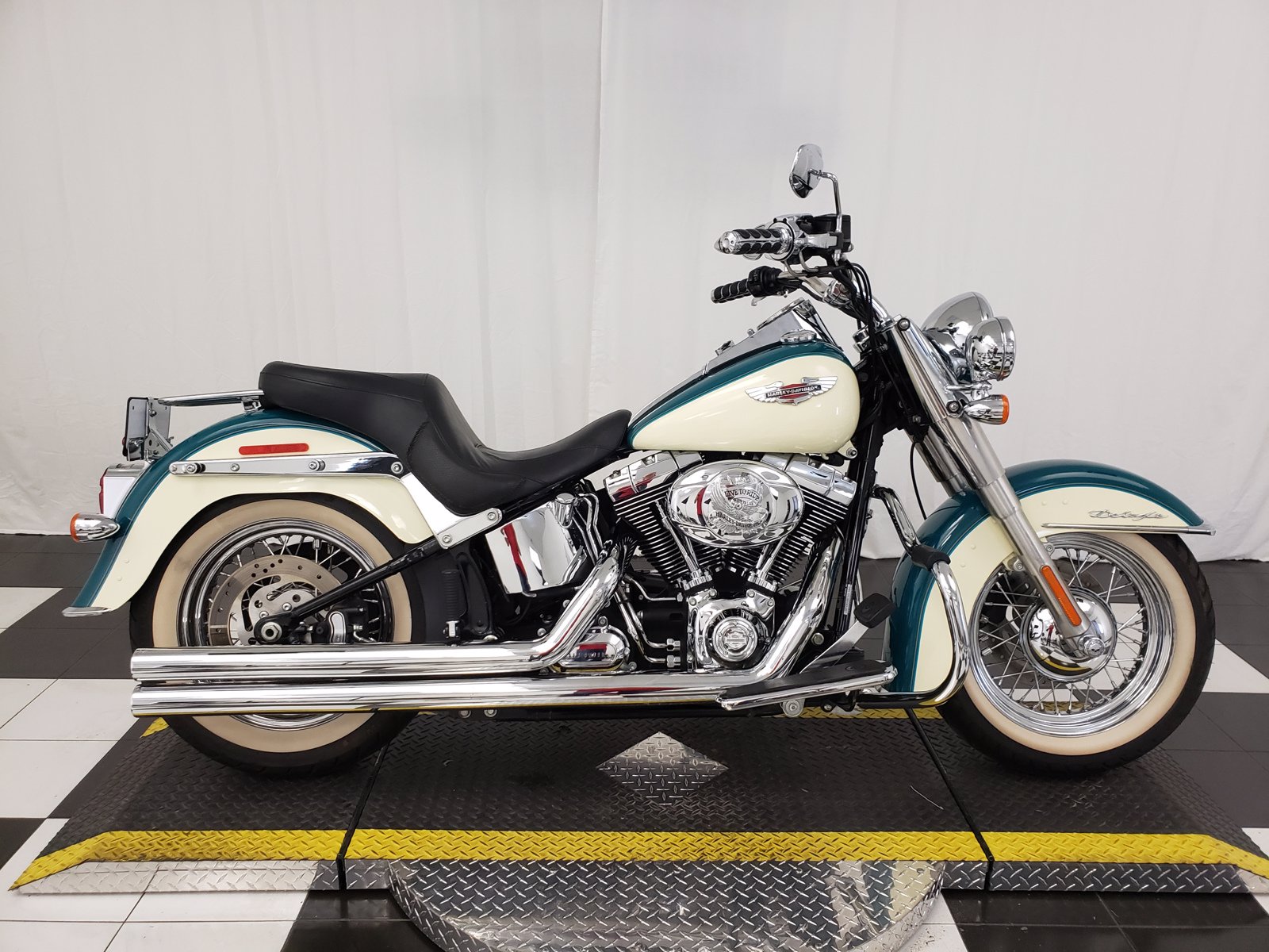 softail deluxe 2010