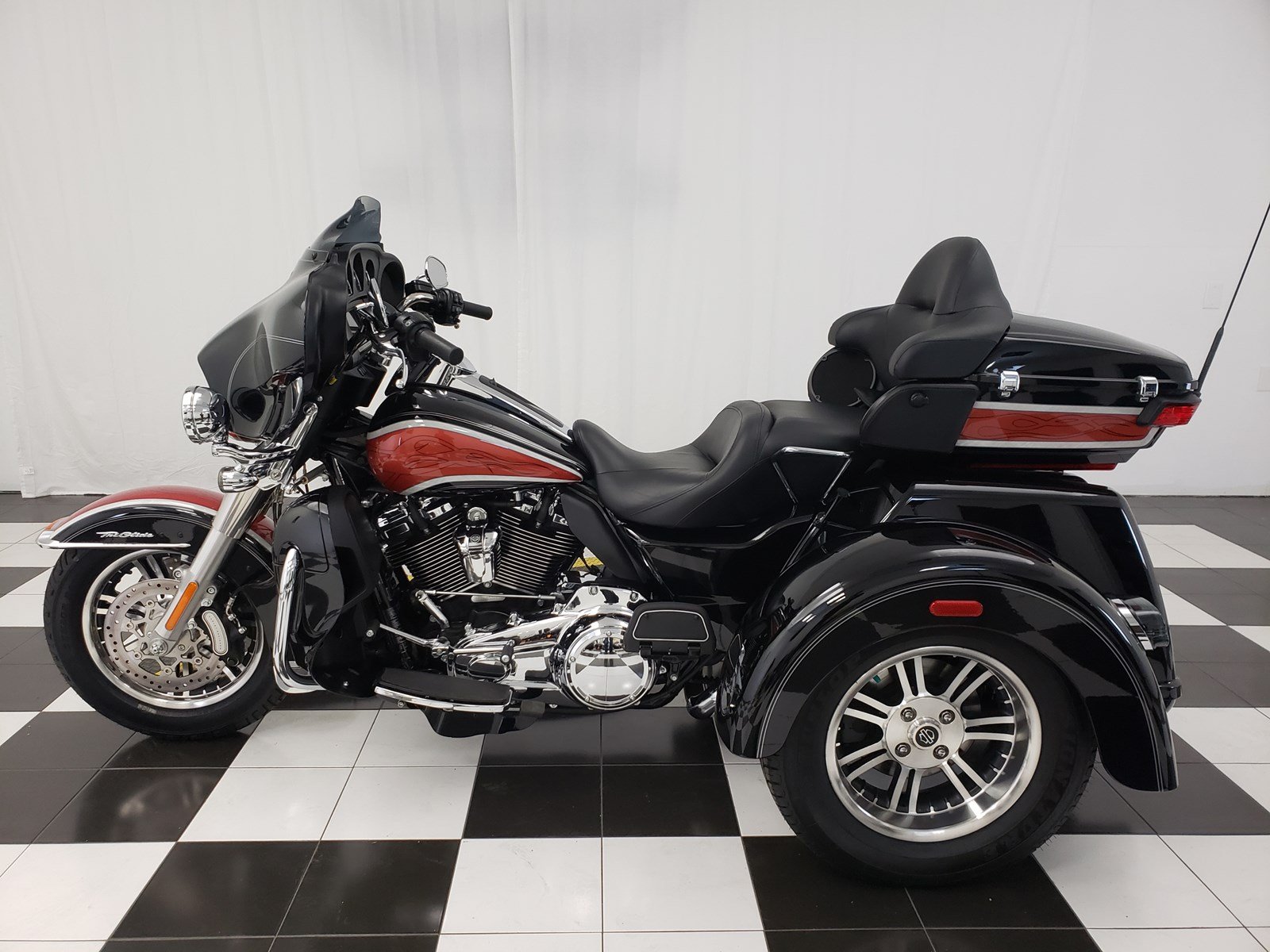 Pre-Owned 2017 Harley-Davidson Trike Tri Glide Ultra Classic FLHTCUTG ...