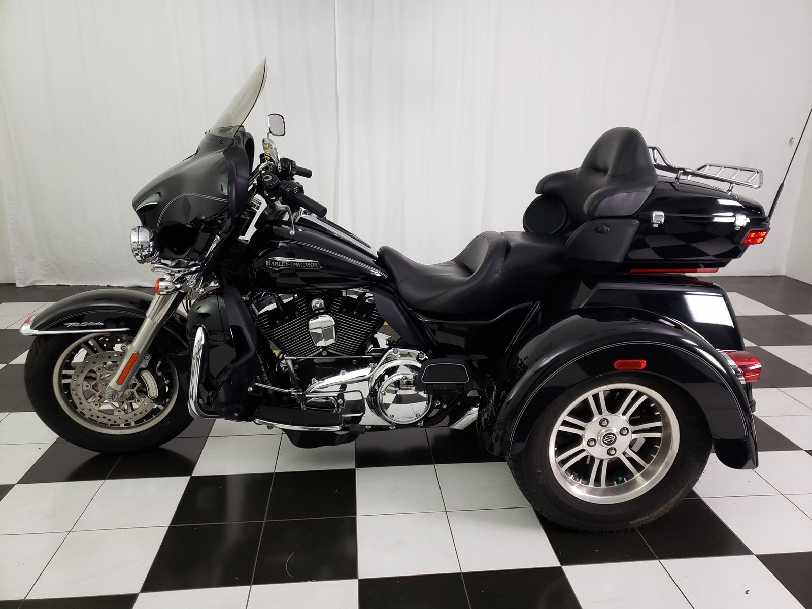 Pre-Owned 2015 Harley-Davidson Trike Tri Glide Ultra Classic FLHTCUTG ...