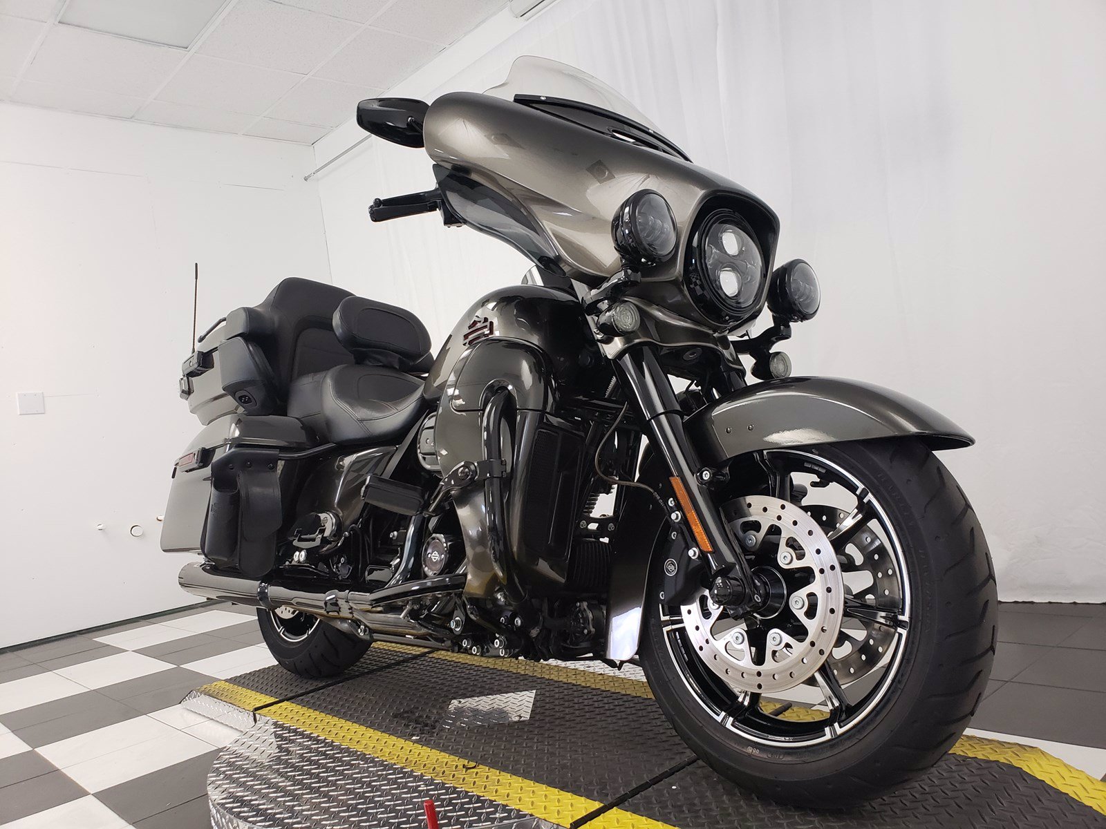 Pre-Owned 2018 Harley-Davidson Limited CVO FLHTKSE in Mesa #U954763 ...